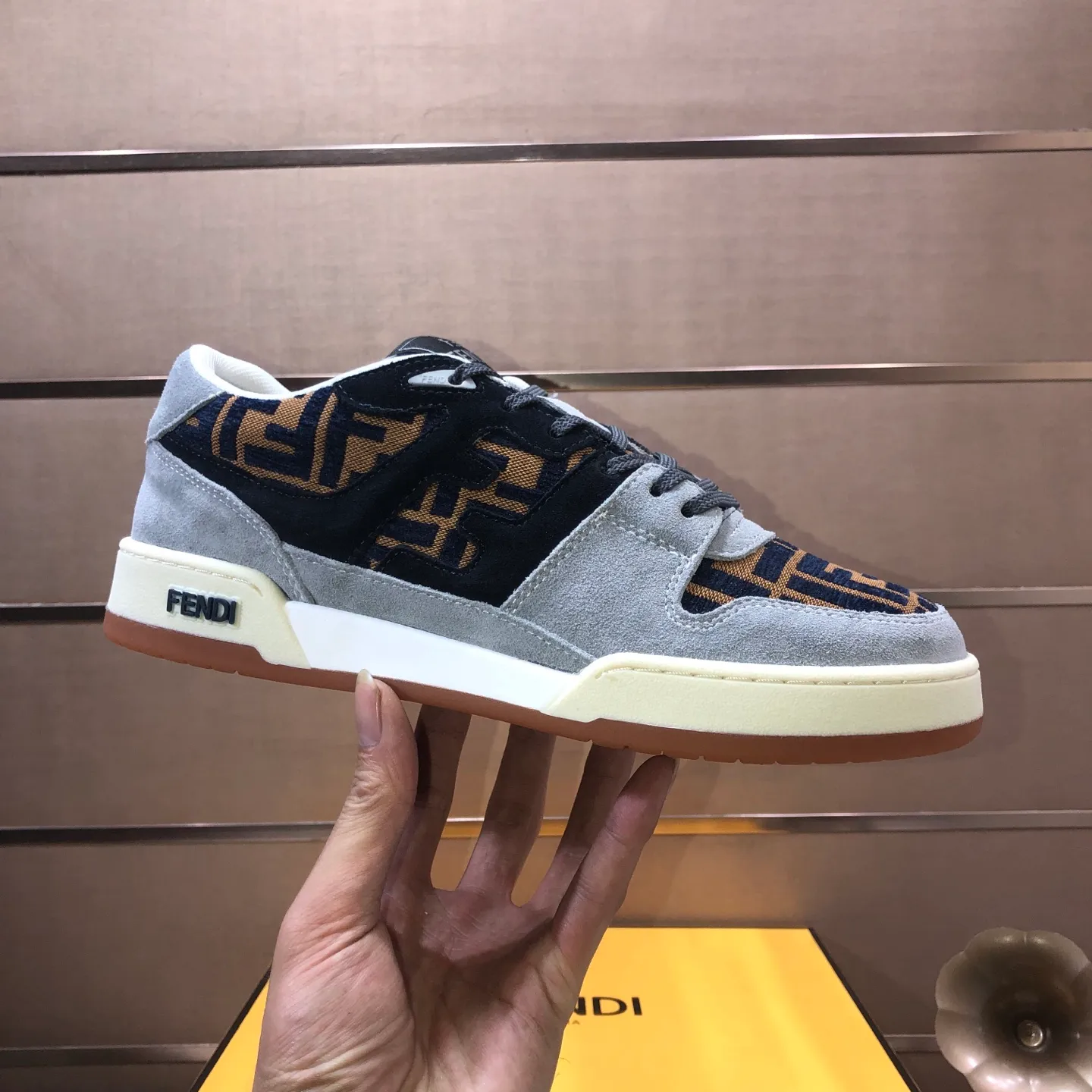 Men's men's shoes 💰600💰 Fendi 2023 latest couple model 🔥 Many 💑 stars have the same style FD match Original one-to-one replica Designer Kim Jones's first sneaker fendi match and Donkey brand Trainer basketball sneakers Material: Original silk leather Lining: Breathable mesh Packaging: Original 1:1 matching high-end packaging Size: Female 35-40 Male 38-44 (45 46. Custom-made (no return or exchange)